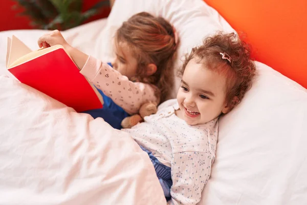 Αξιολάτρευτα Κορίτσια Που Διαβάζουν Βιβλίο Στο Κρεβάτι Στο Υπνοδωμάτιο — Φωτογραφία Αρχείου