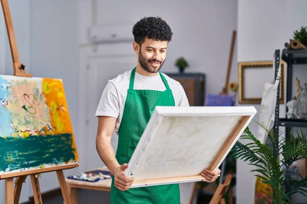 Hombre Árabe Estudio Arte Sonriendo Con Una Sonrisa Alegre Fresca — Foto de Stock