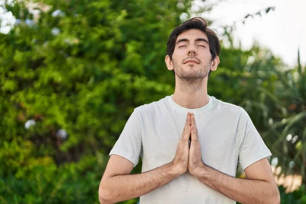 Jonge Spaanse Man Doet Yoga Oefeningen Het Park — Stockfoto