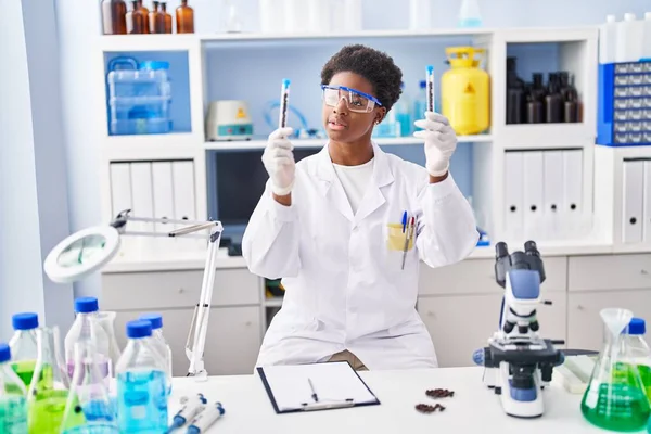 Mujer Afroamericana Vistiendo Uniforme Científico Sosteniendo Tubos Ensayo Laboratorio —  Fotos de Stock