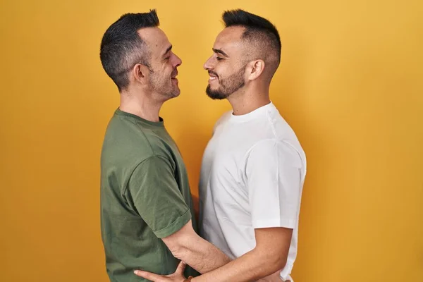 Pareja Homosexual Pie Sobre Fondo Amarillo Mirando Lado Pose Perfil — Foto de Stock