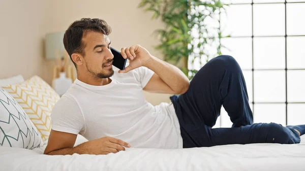 Jovem Hispânico Falando Smartphone Deitado Cama Quarto — Fotografia de Stock