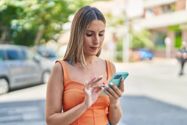 Jovem Bela Mulher Hispânica Usando Smartphone Com Expressão Relaxada Rua — Fotografia de Stock