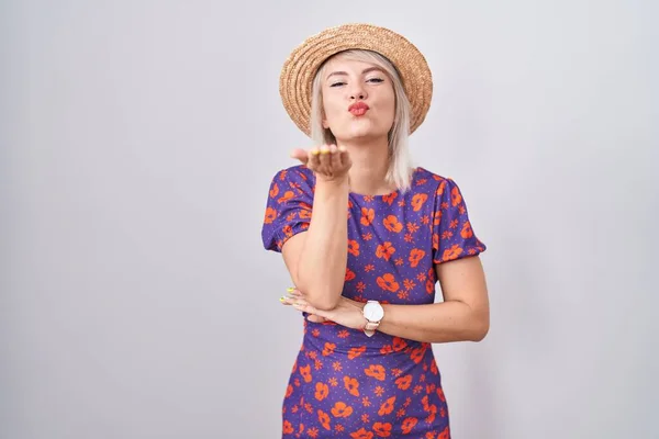 Mujer Caucásica Joven Con Vestido Flores Sombrero Verano Mirando Cámara — Foto de Stock