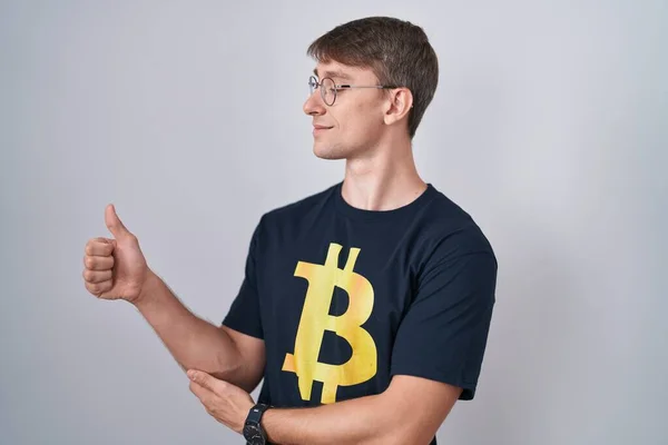 Beyaz Sarışın Bitcoin Tişörtlü Gururlu Görünen Gülümseyen Baş Parmak Kaldıran — Stok fotoğraf