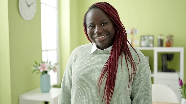 Αφρικανή Γυναίκα Πλεκτό Μαλλί Χαμογελά Αυτοπεποίθηση Στην Τραπεζαρία — Φωτογραφία Αρχείου
