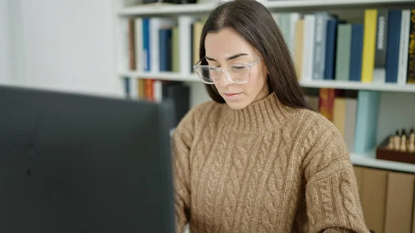 Genç Güzel Spanyol Bir Kız Öğrenci Üniversite Sınıfında Bilgisayar Kullanıyor — Stok fotoğraf