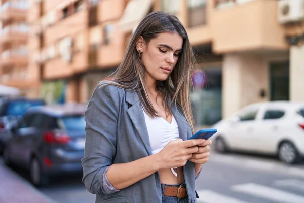 Mujer Joven Usando Smartphone Calle — Foto de Stock