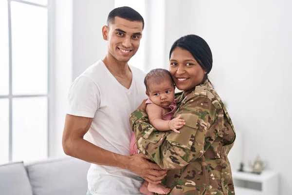 ヒスパニック系の家族の軍隊の兵士が家で抱き合って — ストック写真