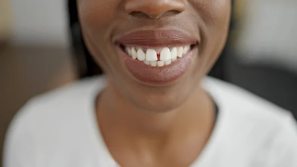 Αφροαμερικανή Γυναίκα Χαμογελά Αυτοπεποίθηση Κάθεται Στον Καναπέ Στο Σπίτι — Φωτογραφία Αρχείου
