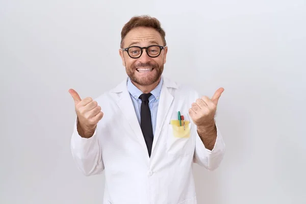 Μεσήλικας Γιατρός Γενειάδα Φορώντας Λευκό Παλτό Σημάδι Επιτυχίας Κάνει Θετική — Φωτογραφία Αρχείου