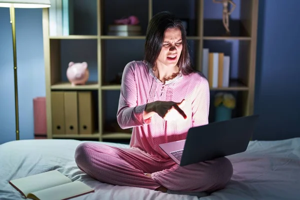 Yatağın Üzerinde Bilgisayar Kullanan Latin Kökenli Genç Bir Kadın Kameraya — Stok fotoğraf