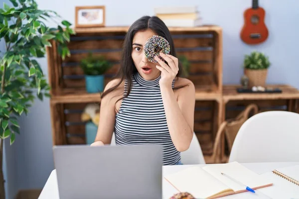 Jong Tiener Meisje Met Behulp Van Computer Laptop Met Donut — Stockfoto