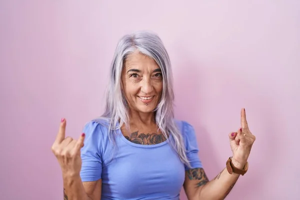 Μεσήλικη Γυναίκα Τατουάζ Που Στέκεται Πάνω Από Ροζ Φόντο Φωνάζοντας — Φωτογραφία Αρχείου