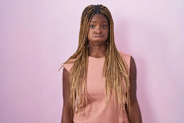 Африканская Американка Плетеными Волосами Стоящая Розовом Фоне Пыхтя Щеками Смешным — стоковое фото