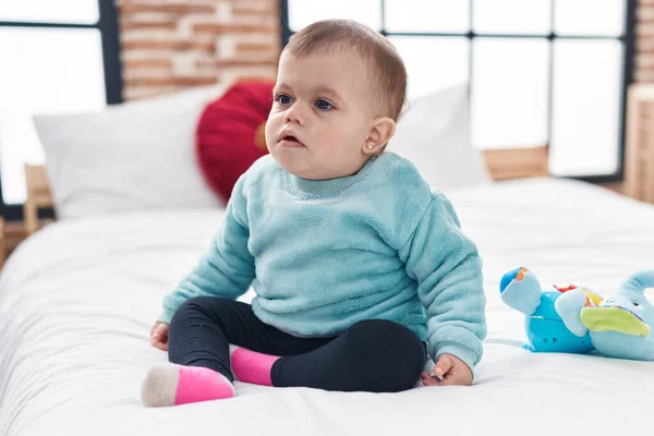 Suloinen Latino Vauva Istuu Sängyllä Rento Ilme Makuuhuoneessa — kuvapankkivalokuva