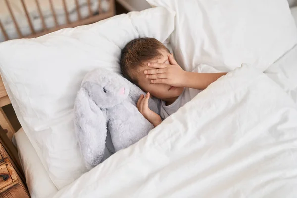 Adorable Garçon Caucasien Stressé Couché Sur Lit Avec Poupée Dans — Photo