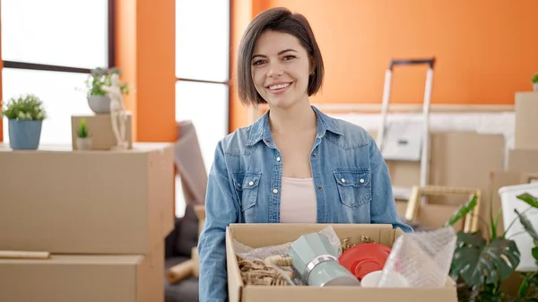 Jonge Kaukasische Vrouw Glimlachen Zelfverzekerde Holding Pakket Nieuw Huis — Stockfoto