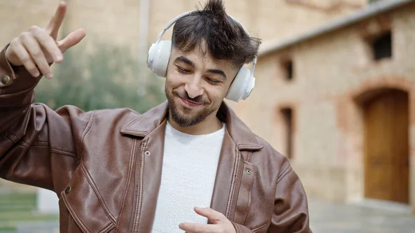 Ung Arabisk Man Ler Säker Lyssna Musik Och Dansa Gatan — Stockfoto