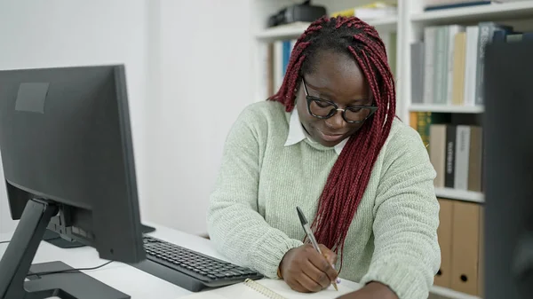 Африканская Женщина Плетеными Волосами Студентка Помощью Компьютера Записи Ноутбуке Университетской — стоковое фото
