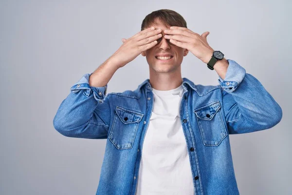 Homem Louro Caucasiano Usando Óculos Cobrindo Olhos Com Mãos Sorridentes — Fotografia de Stock