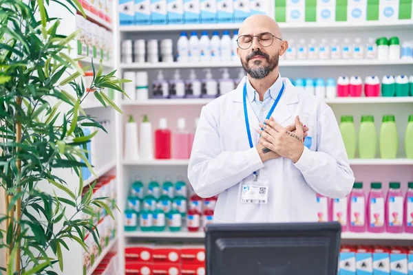 Hispanic Man Tattoos Working Pharmacy Drugstore Smiling Hands Chest Eyes — Stock Photo, Image