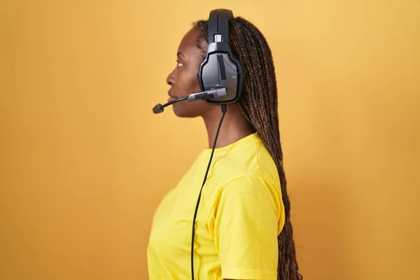 Mujer Afroamericana Escuchando Música Usando Auriculares Mirando Costado Pose Perfil —  Fotos de Stock