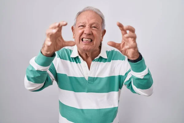 Beyaz Arka Planda Beyaz Saçlı Yaşlı Adam Öfkeyle Bağırıyor Elleri — Stok fotoğraf