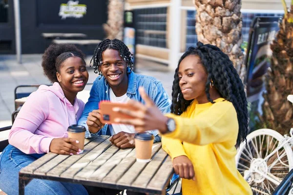 Amigos Afroamericanos Desayunando Hacen Selfie Junto Smartphone Terraza Cafetería —  Fotos de Stock