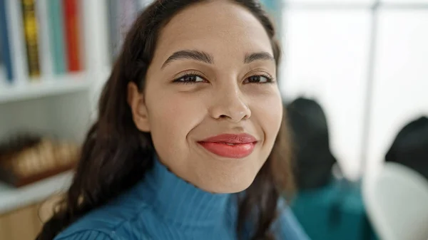 Junge Schöne Hispanische Studentin Blickt Hörsaal Der Universität Die Kamera — Stockfoto