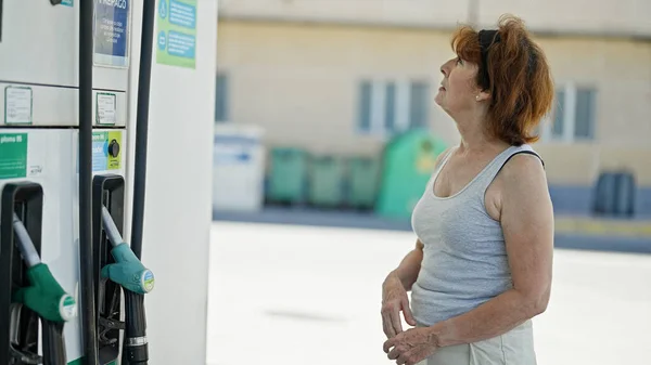Mulher Meia Idade Pensando Posto Gasolina — Fotografia de Stock