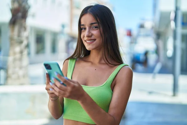 Genç Güzel Spanyol Bir Kadın Sokakta Akıllı Telefon Kullanarak Gülümsüyor — Stok fotoğraf
