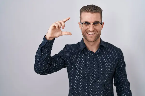 Young Caucasian Man Standing Isolated Background Smiling Confident Gesturing Hand — Stock Photo, Image