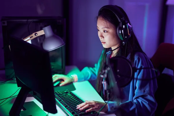 Young Chinese Woman Streamer Playing Video Game Using Computer Gaming — Stock fotografie