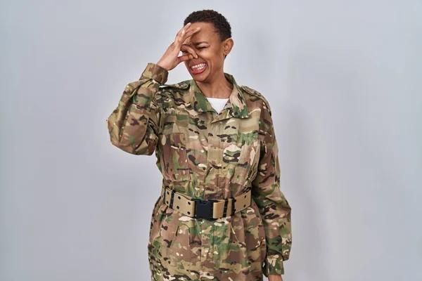 Hermosa Mujer Afroamericana Vistiendo Uniforme Camuflaje Ejército Oliendo Algo Apestoso —  Fotos de Stock