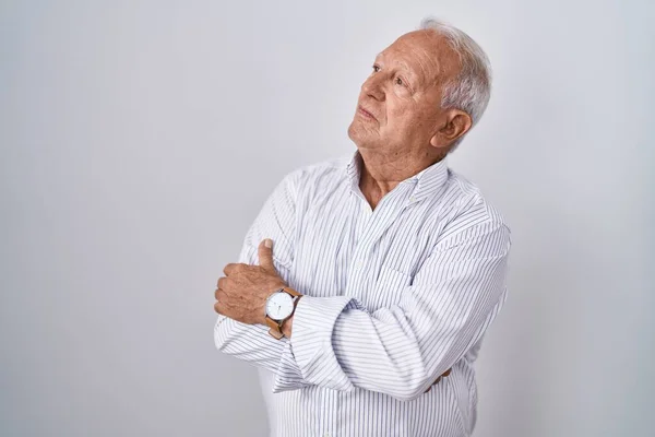 Uomo Anziano Con Capelli Grigi Piedi Sfondo Isolato Guardando Lato — Foto Stock