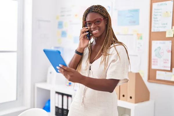 Африканская Американка Бизнес Работница Talkiong Смартфоне Помощью Сенсорной Панели Офисе — стоковое фото