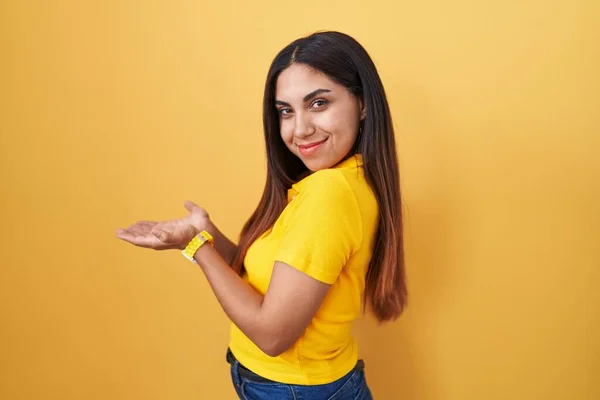 Jonge Arabisch Vrouw Staan Gele Achtergrond Wijzen Opzij Met Handen — Stockfoto