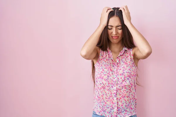 Mladá Hispánka Dlouhými Vlasy Stojící Nad Růžovým Pozadím Trpící Bolestí — Stock fotografie