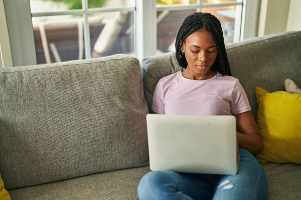 African American Woman Using Laptop Sitting Sofa Home — Φωτογραφία Αρχείου