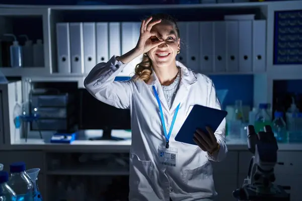 Hermosa Mujer Rubia Que Trabaja Laboratorio Científico Tarde Noche Haciendo —  Fotos de Stock