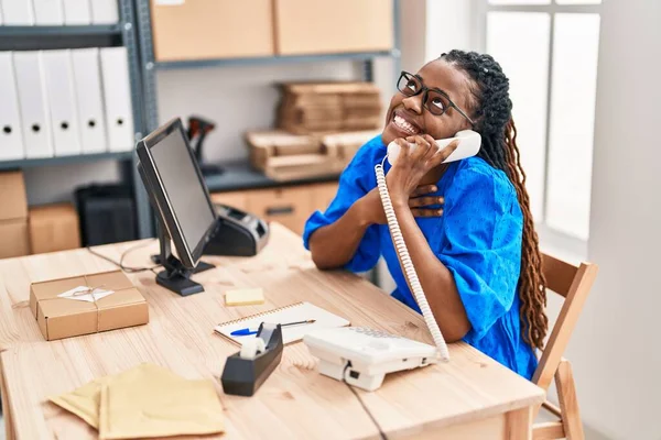 African American Woman Ecommerce Business Worker Talking Telephone Office — Photo