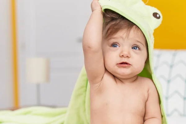Entzückendes Kaukasisches Baby Sitzt Auf Dem Bett Und Trägt Froschhandtuch — Stockfoto