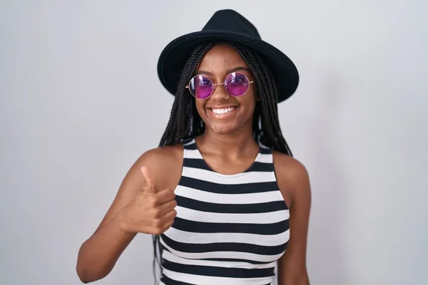 Młody Afrykański Amerykanin Warkoczach Kapeluszu Okularach Przeciwsłonecznych Wykonujący Gesty Ręką — Zdjęcie stockowe