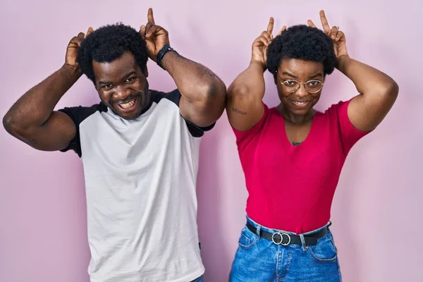 Mladý Africký Americký Pár Stojící Nad Růžovým Pozadím Pózovat Legrační — Stock fotografie
