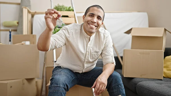 Joven Hombre Hispano Sonriendo Confiado Sosteniendo Nuevas Llaves Casa Nuevo —  Fotos de Stock