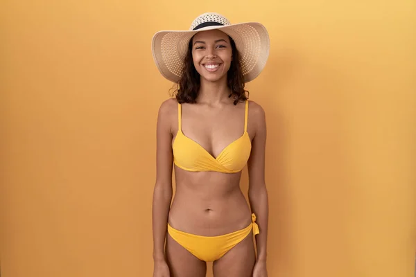 Mulher Hispânica Jovem Usando Biquíni Chapéu Verão Com Sorriso Feliz — Fotografia de Stock