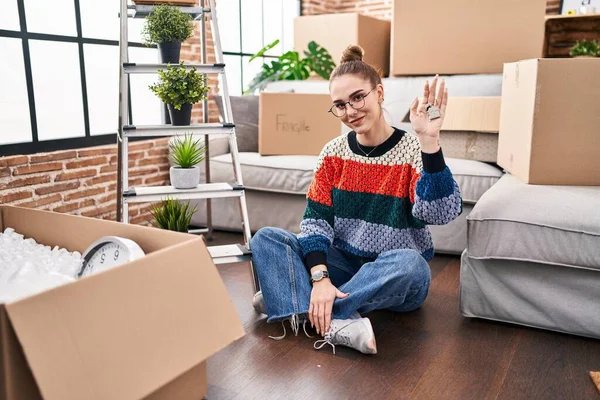 Young Woman Holding Key Sitting Floor New Home — Foto Stock