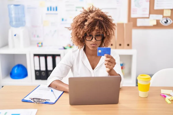 African American Woman Business Worker Using Laptop Credit Card Office — Fotografia de Stock