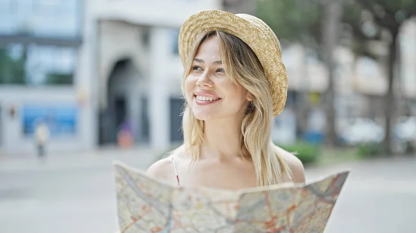 Ung Blond Kvinna Turist Ser Stadskarta Ler Mot Gatan — Stockfoto